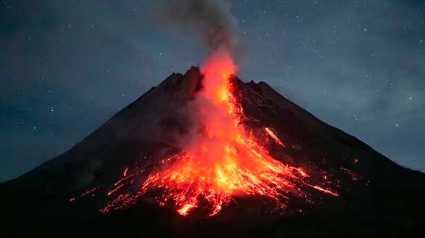 Alerta máxima en Indonesia por un volcán que amenaza con provocar un tsunami